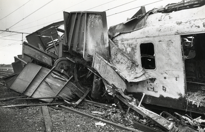 807723 Afbeelding van het uitgebrande electrische treinstel nr. 654 (mat. 1946) van de N.S. na een botsing met een ...